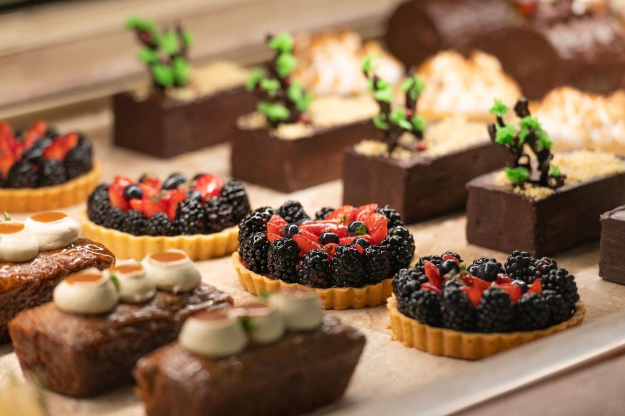 Abesq Doha Hotel And Residences, An Ihg Hotel Exterior foto A selection of petits fours