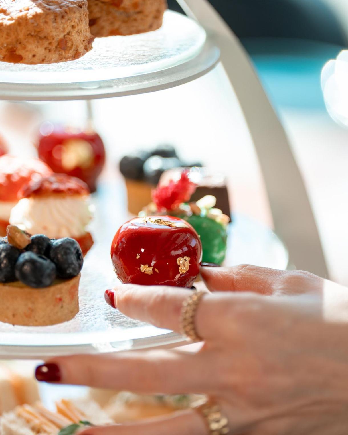 Abesq Doha Hotel And Residences, An Ihg Hotel Exterior foto Petit fours